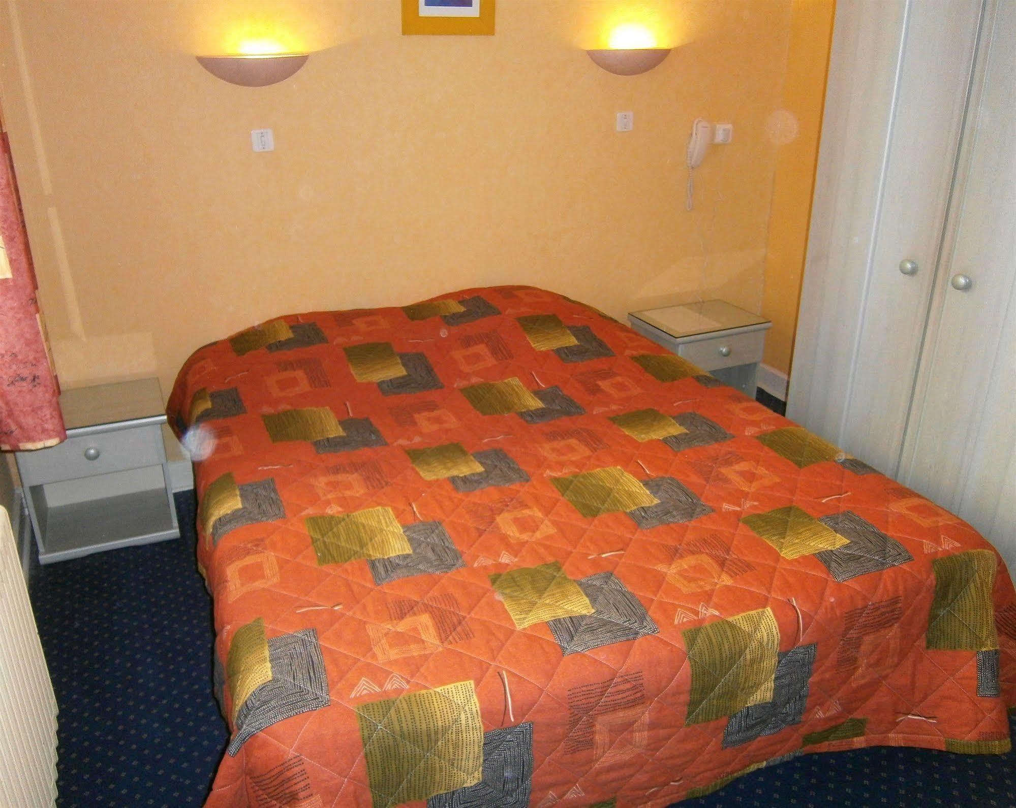 Logis Hotel Saint Jacques วาลองซ์ ภายนอก รูปภาพ